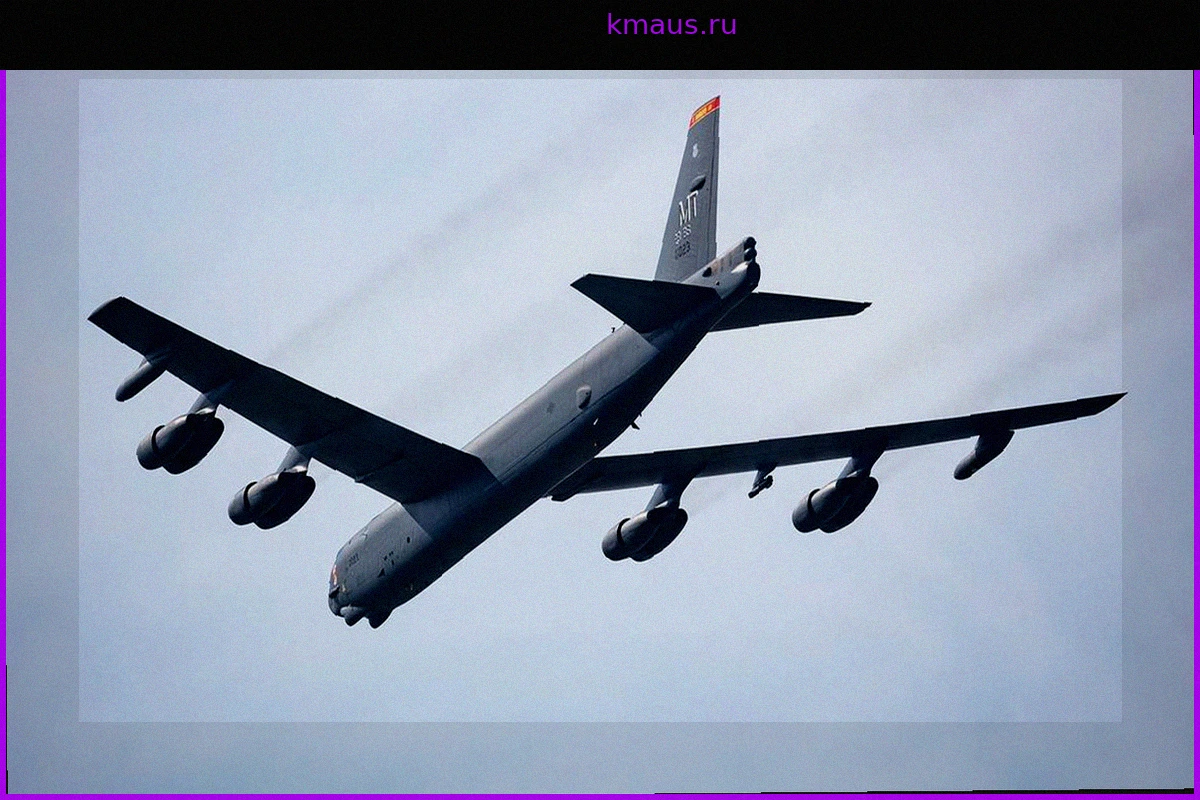Восемь членов экипажа погибли при крушении бомбардировщика B-52 в США